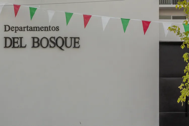 Letrero de Departamentos del Bosque en el desarrollo