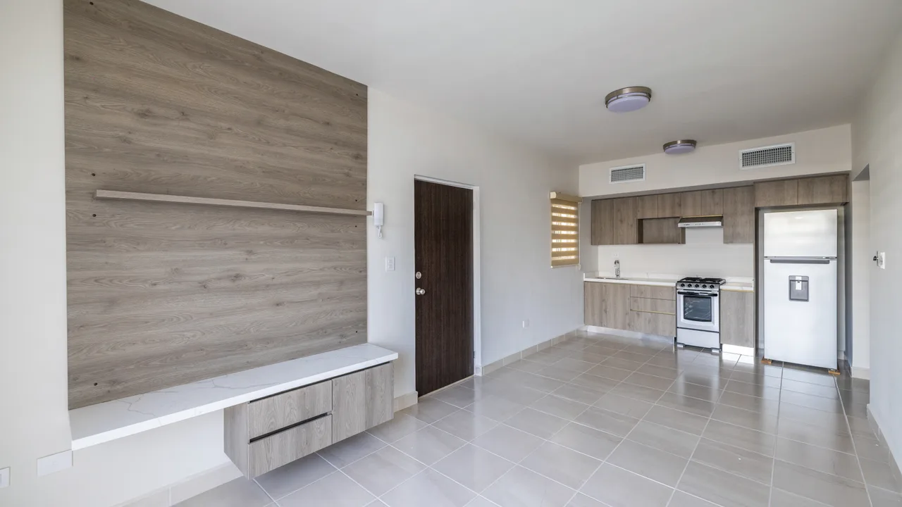 Cocina y comedor del departamento muestra sin amueblar