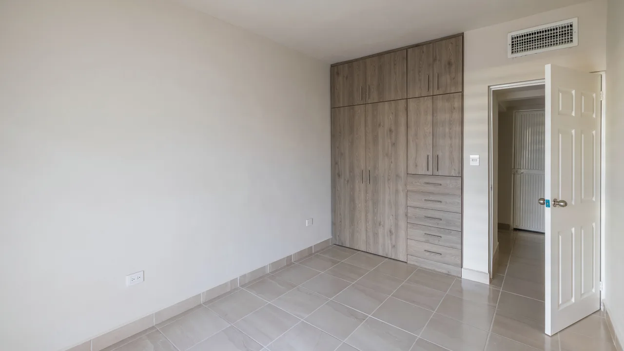 Recámara principal del departamento muestra sin amueblar
