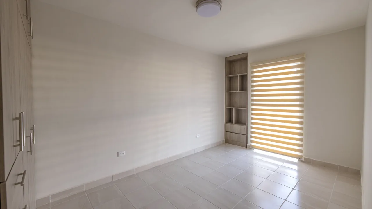 Segunda recámara del departamento muestra sin amueblar, con ventana