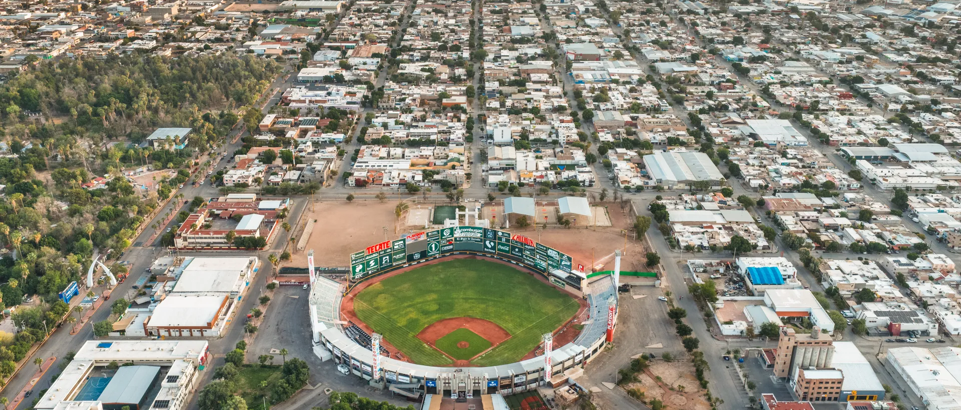 Vista aérea de Departamentos del Bosque junto al Estadio de Torreón y la ciudad